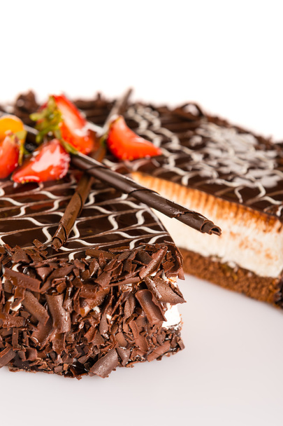 Dark chocolate cake creamy with strawberries - Valokuva, kuva