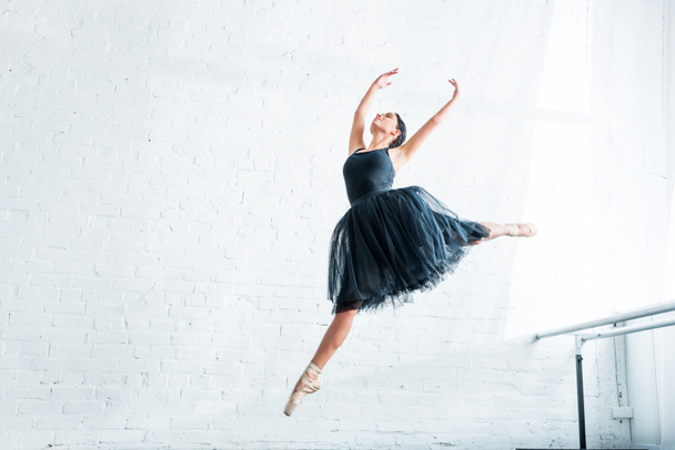 alacsony, szög, kilátás a gyönyörű fiatal balerina, tánc, balett stúdió - Fotó, kép