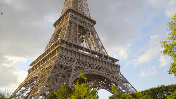 Eiffel-torni päivittäin Pariisissa. Täysi valaistus. Eiffel-torni on suosituin muistomerkki Ranskassa
. - Materiaali, video