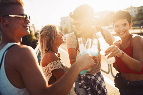 Група молодих друзів весело проводять час на музичному фестивалі
 - Фото, зображення