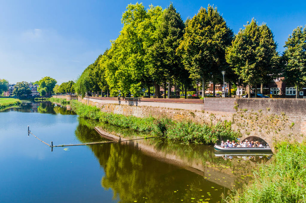 DEN BOSCH, NETHERLANDS - AUGUST 30, 2016:  Tourist boat on a canal in Den Bosch, Netherlands - Fotografie, Obrázek