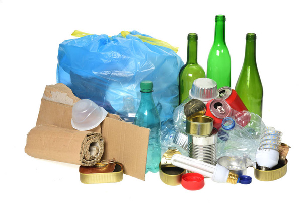Koš pro recyklaci papíru skleněných lahví, plechovky, plastové láhve, žárovka - Fotografie, Obrázek