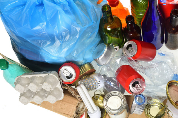 basura para reciclar, botellas de vidrio, latas, botellas de plástico y bombilla - Foto, Imagen