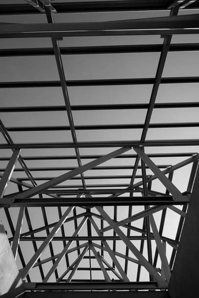 Structure du cadre de toit en acier pour la construction de bâtiments. Photo noir et blanc
. - Photo, image