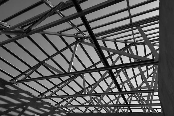 Magasépítési acél tetőfedő keret szerkezete. Fekete-fehér fénykép. - Fotó, kép