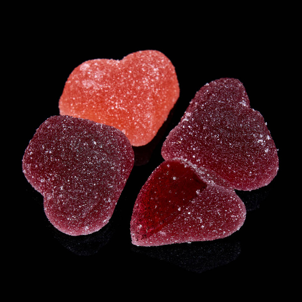 Pedaços de marmelada na forma de corações isolados em um b preto
 - Foto, Imagem