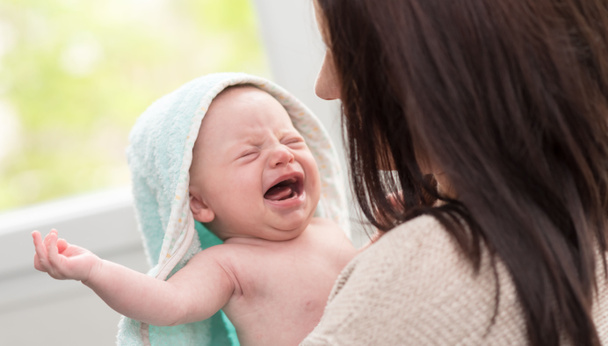 Madre calmando a su bebé llorando
 - Foto, Imagen