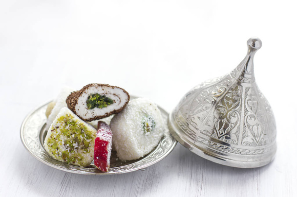 traditionelle türkische Süßigkeiten lukum auf silberner Untertasse mit Deckel - Foto, Bild