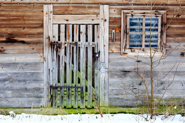 vieille porte et fenêtre du bâtiment en bois
 - Photo, image