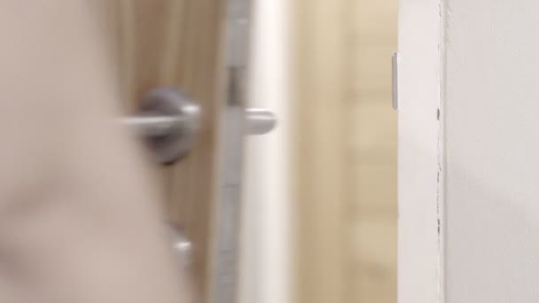 Asiático mão mulher aberta maçaneta da porta no apartamento
 - Filmagem, Vídeo
