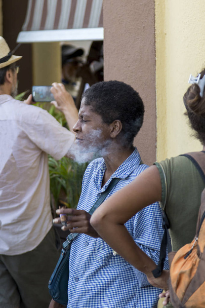 Havana, Cuba - Feb 10, 2018: Old Havana Cityscape with local People enjoying everyday life - Foto, imagen