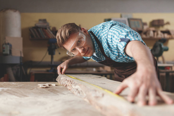 Professional in an apron in the carpentry - Foto, immagini