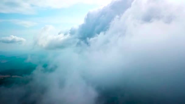 Volando en las nubes 4k
 - Imágenes, Vídeo
