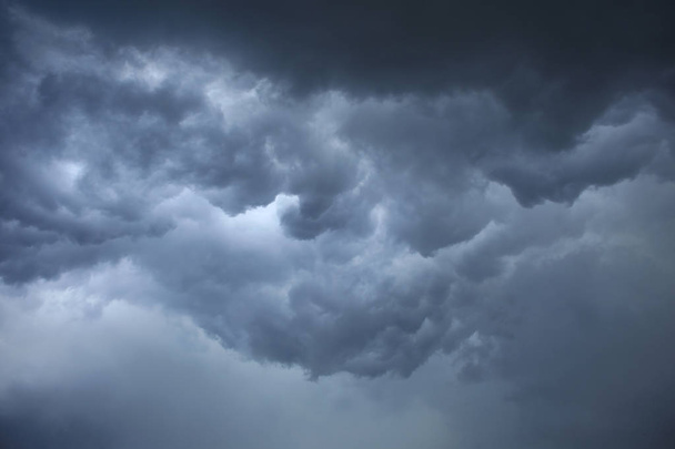 Sötét baljós szürke viharfelhők - Fotó, kép