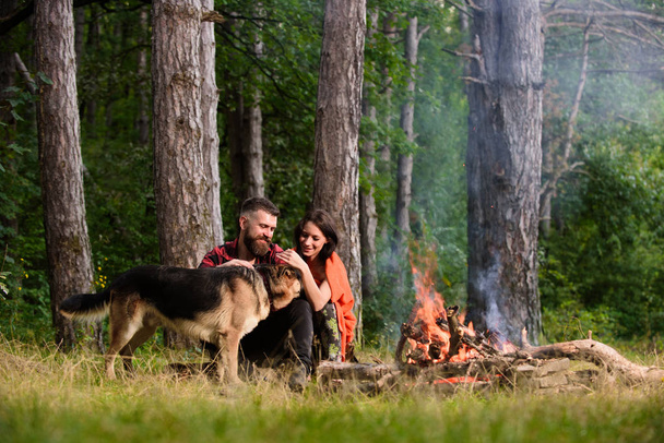 Femme, homme et chien en vacances, randonnée, camping
. - Photo, image