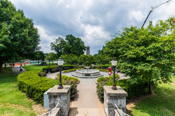 Joseph dereotu Baker Memorial tonlarda ses veren çanlar tarihi Frederick Marylands Baker Park          . - Fotoğraf, Görsel