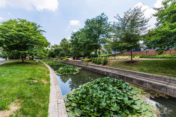 Sights around Carrol Creek Promenade in Historic Frederick, Maryland - Фото, изображение