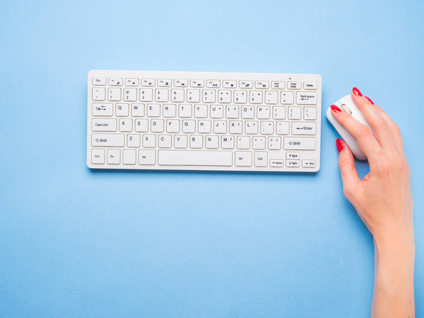 Białym klawiatury i womans ręcznie na myszy - Zdjęcie, obraz