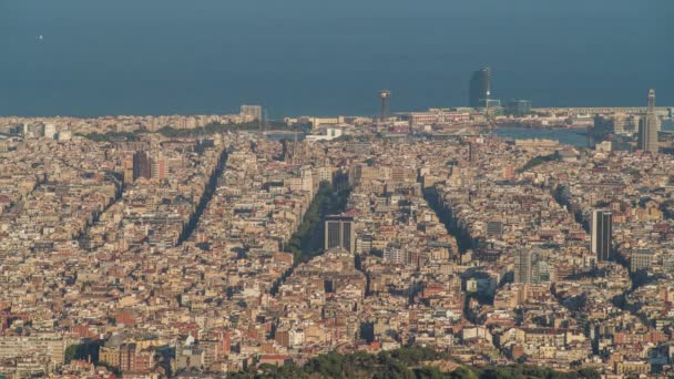 aika raukeaa Barcelonan kaupungin horisonttiin iltapäivällä kauniilla valolla
 - Materiaali, video