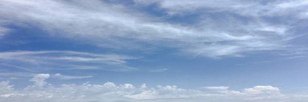 Krásné mraky na pozadí modré oblohy. Cloudscape obloha. Modrá obloha s oblačné počasí, příroda cloud. Bílá oblaka, modrá obloha a slunce - Fotografie, Obrázek