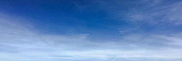 Prachtige wolken tegen de achtergrond van een blauwe hemel. Cloudscape hemel. Blauwe hemel met bewolkt weer, natuur wolk. Witte wolken, blauwe lucht en zon - Foto, afbeelding