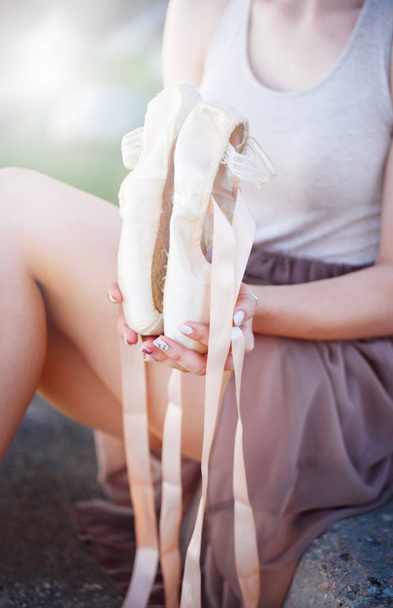 Baletka v pointe boty při západu slunce u moře - Fotografie, Obrázek