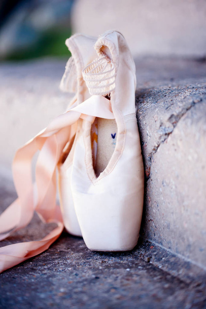 Baletka v pointe boty při západu slunce u moře - Fotografie, Obrázek