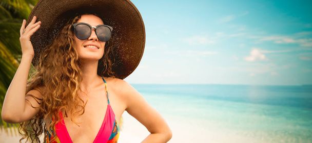 Boldog fiatal nő visel fürdőruhát Resort trópusi homokos strand nyári vonatkozó nyaralás utazás. - Fotó, kép