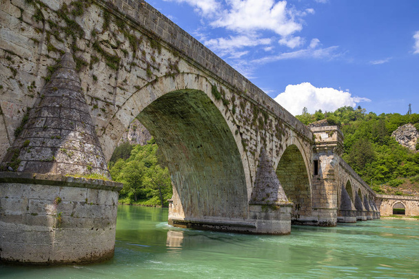 Λεπτομέρεια της Οθωμανικής Μεχμέτ πασά Sokolovic πέτρινη γέφυρα στον ποταμό Ντρίνα, Βίσεγκραντ, Βοσνία και Ερζεγοβίνη.  - Φωτογραφία, εικόνα
