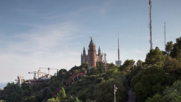 timelapse z jízd v tibidabo amusement park a Temple Expiatori del Sagrat Cor s výhledem na město barcelona - Záběry, video