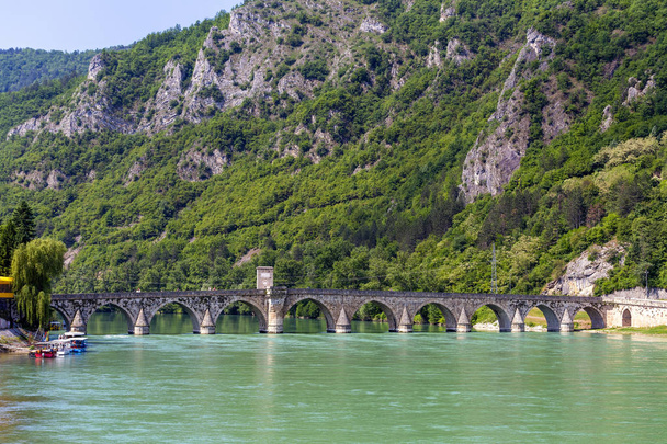 Słynny kamienny most na rzece Drina, w Visegrad pracy Mehmed Pasha Sokolovic, zbudowany w latach 1571 1577 przez architekt Mimar Sinan, Bośnia i Hercegowina. - Zdjęcie, obraz