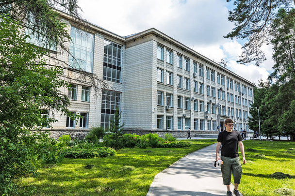 Novosibirsk, Western Siberia, Russia - June 2, 2018: Novosibirsk state University (NSU). Main building - Foto, afbeelding