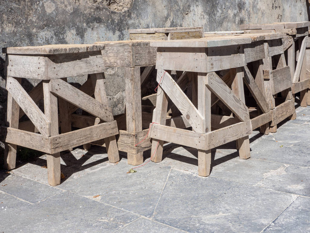 cavaletes de madeira para escultores de pedra
 - Foto, Imagem