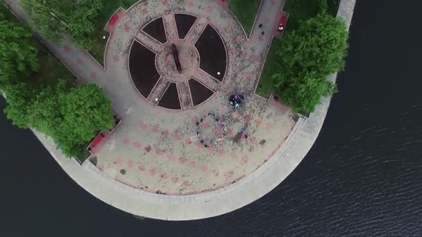 Luftaufnahme Teich im Park an einem sonnigen Sommertag. Aktien. Blick von oben auf den Stadtpark am Teich - Filmmaterial, Video