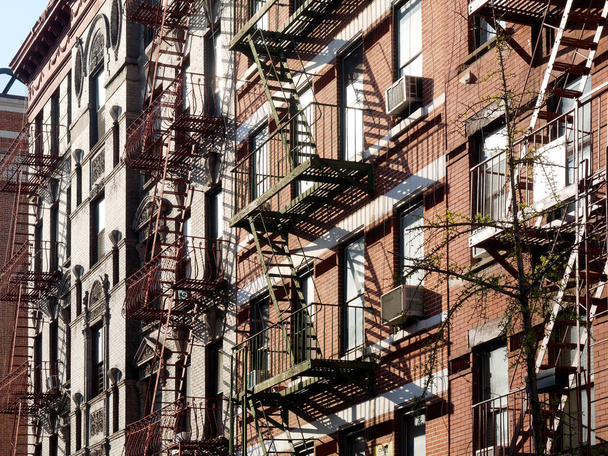 New York City ABD'de yangın merdivenleri ile bina - Fotoğraf, Görsel