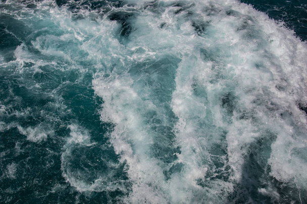 Zeeoppervlak, schuim van de zee op blauwe oceaan, achtergrond, meer opties op mijn Portfolio  - Foto, afbeelding