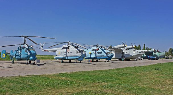 Samoloty i helikoptery w muzeum lotnictwa w Kijowie - Zdjęcie, obraz