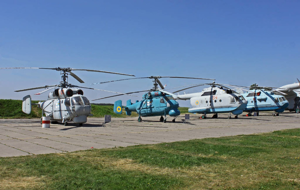 cuatro helicópteros modelos obsoletos del siglo pasado
 - Foto, imagen
