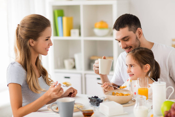 happy family having breakfast at home - Fotografie, Obrázek