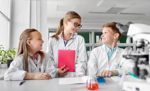 kids studying chemistry at school laboratory - Foto, Bild