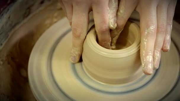 Lány sculpts a clay pot Vértes. Modellezés agyag közelről. - Felvétel, videó