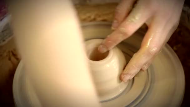 der Bildhauer in der Werkstatt fertigt einen Krug aus Ton in Nahaufnahme. - Filmmaterial, Video