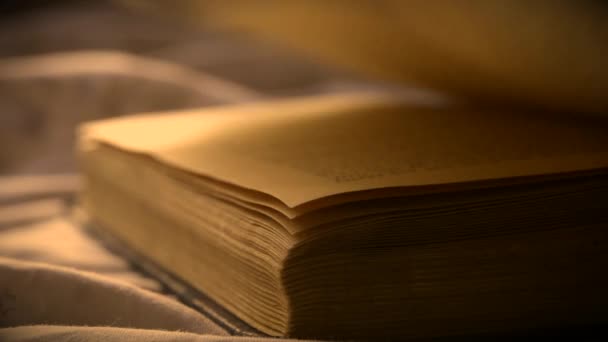 Lapozzunk át egy régi vintage könyvet közelkép feküdt egy lapos felületen. - Felvétel, videó