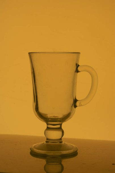 A glass beverage glass. In backlight. - Foto, afbeelding