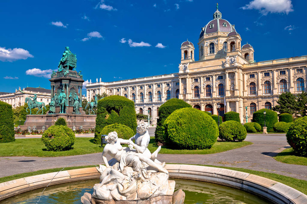 Praça Maria Theresien Platz em Viena arquitetura e vista para a natureza, capital da Áustria
  - Foto, Imagem