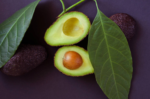 Зрізати свіжий чорний авокадо
 - Фото, зображення