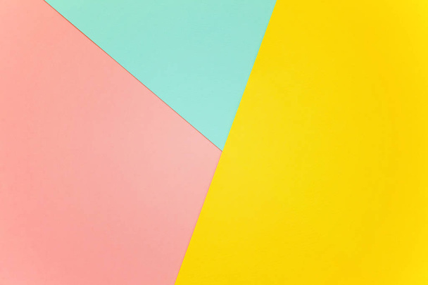 Синий, желтый и розовый цвета бумага геометрический плоский фон
 - Фото, изображение