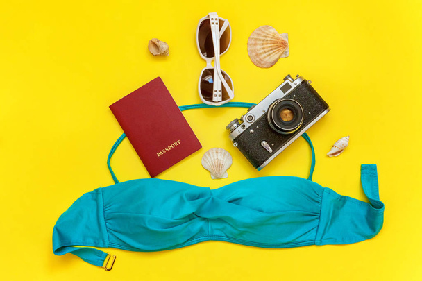 Plochý Lay s bikiny, letadlo, vintage camera, globe, pas, sluneční brýle a prostředí na pozadí žluté barevné trendy moderní módy. Dovolená cestování letní víkend moře dobrodružství výlet koncept - Fotografie, Obrázek