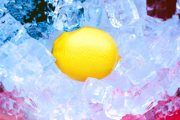 Свіжий апельсин на фоні кубиків льоду
. - Фото, зображення