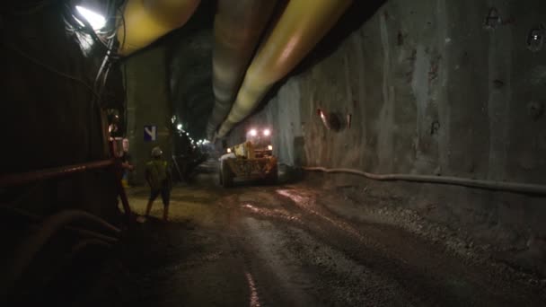 Nagy építőipari teherautók dolgozik belső rész egy alagút - Felvétel, videó